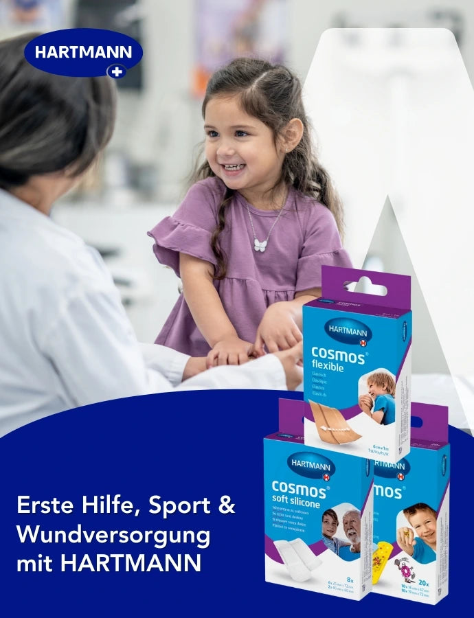 Werbebild für Hartmann-Produkte im Bereich Erste Hilfe, Sport und Wundversorgung. Im Mittelpunkt sitzt ein lächelndes kleines Mädchen in einem lilafarbenen Oberteil auf einer Untersuchungsliege, während eine medizinische Fachkraft in weißem Kittel ihre Hände hält. Unten rechts sind drei Packungen Hartmann „Cosmos“ Pflaster zu sehen: „flexible“, „soft silicone“ und „kids“. Links unten steht der Text „Erste Hilfe, Sport & Wundversorgung mit HARTMANN“. Oben links befindet sich das Hartmann-Logo.