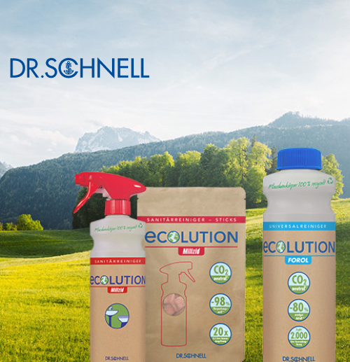 Auf einem Produktdisplay sind drei umweltfreundliche Reinigungsprodukte aus der „Ecolution“-Serie von Dr. Schnell zu sehen. Von links nach rechts: eine Sprühflasche, ein Beutel und eine große Flasche. Im Hintergrund ist eine malerische Landschaft mit grünen Feldern und Bergen zu sehen.