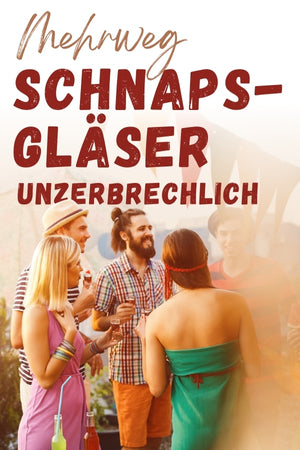 Gruppe von Menschen, die zusammen an einem festlichen Anlass mit Getränken in der Hand stehen. Im Vordergrund sind eine Frau und ein Mann zu sehen, die sich in Gespräch vertiefen. Der Text auf dem Bild lautet: 'Mehrweg Schnapsgläser unzerbrechlich', was auf die Haltbarkeit der Gläser hinweist.