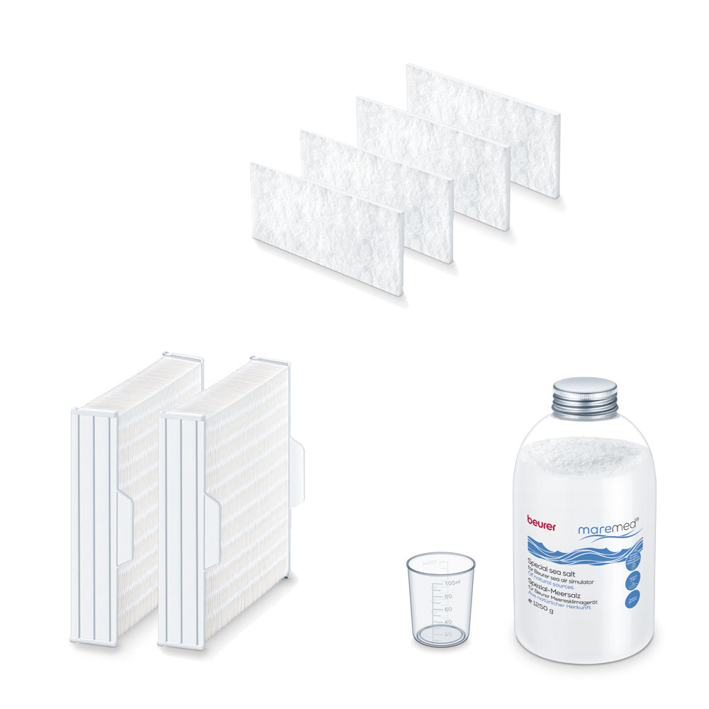 Das Bild zeigt ein Beurer maremed® MK 500 Salz & Filter Kombi-Set für die Beurer GmbH. Es beinhaltet vier weiße Filtereinsätze, zwei rechteckige Vorfilterkartuschen, einen transparenten Messbecher mit Markierungen und eine Flasche Spezial-Meersalz mit Schraubdeckel.