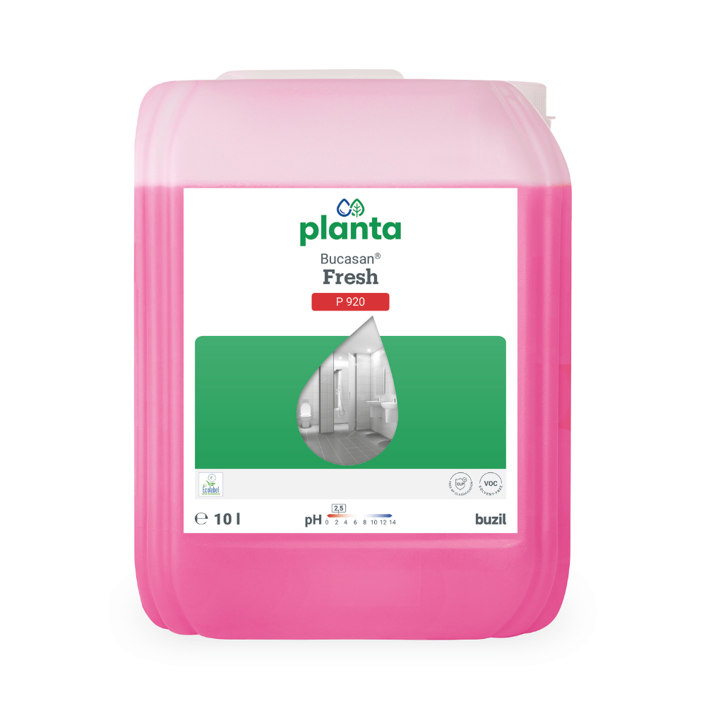 Ein rosa 10-Liter-Behälter mit der Aufschrift „Buzil Bucasan® Fresh P 920“ von BUZIL-WERK Wagner GmbH & Co. KG steht für einen wirksamen ökologischen und universellen Sanitärunterhaltsreiniger. Das Etikett mit einem Wassertropfen, der einen Reinraum darstellt, hebt seinen pH-Wert und seine VOC-Konformität hervor und betont gleichzeitig seine Wirkung gegen mineralische Verschmutzungen und seine Umweltfreundlichkeit.