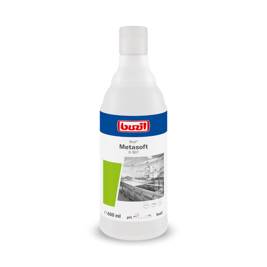 Auf einer 600-ml-Flasche Buzil Buz® Metasoft G 507 sind das Logo der BUZIL-WERK Wagner GmbH & Co. KG, der Produktname und ein Küchenbild deutlich zu sehen. Das Etikett betont den pH-Wert, das Volumen und die Wirksamkeit der Kalklösekraft, alles verpackt in ein grünes Designelement.