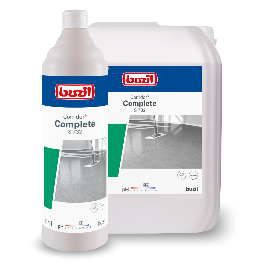 Präsentiert werden eine große Flasche und ein Behälter mit Buzil Corridor® Complete S 732 Mehrzweckemulsion Oberflächenreiniger, der für wasserbeständige Bodenbeläge entwickelt wurde. Beide sind mit Etiketten mit dem Produktnamen und einem Bodenbild versehen. Die Flasche enthält eine Messskala und beide zeigen pH-Informationen, die die Mehrzweckemulsionsformel unterstreichen.