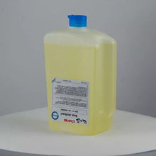 Eine rechteckige, durchsichtige 500 ml CWS Seifencreme Best Antibact Flasche mit blauem Verschluss und gelber Seife steht auf einer weißen, runden Fläche. Das Frontetikett hebt die Vorteile der Hautpflege hervor.