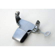 Eine Nahaufnahme der SC Sensations Wandhalterung Chromoptik von Diversey Deutschland GmbH & Co. OHG, eine Metallhalterung mit Scharnieren und einem Kunststoffgriff, dargestellt auf einem schlichten weißen Hintergrund; geeignet für alle Neuinstallationen.