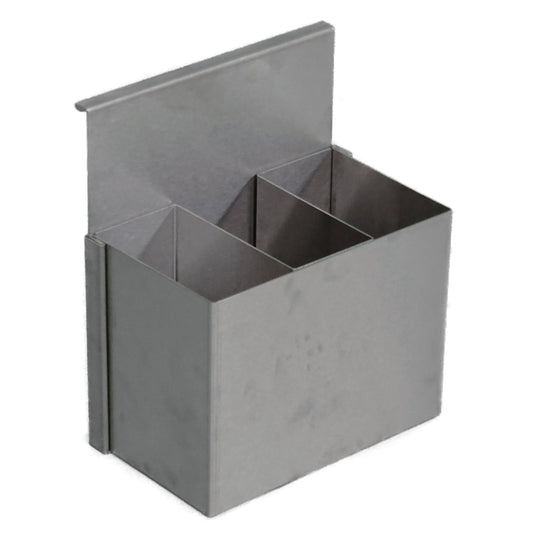 Der Novocal Edelstahlbehälter (250 x 150 x 300 mm) verfügt über drei rechteckige Fächer und eine flache Rückseite, die zum Aufhängen an einer Euroschiene in Werkstätten oder zum Befestigen an einer Oberfläche vorgesehen ist. Die Packung enthält 1 Stück.