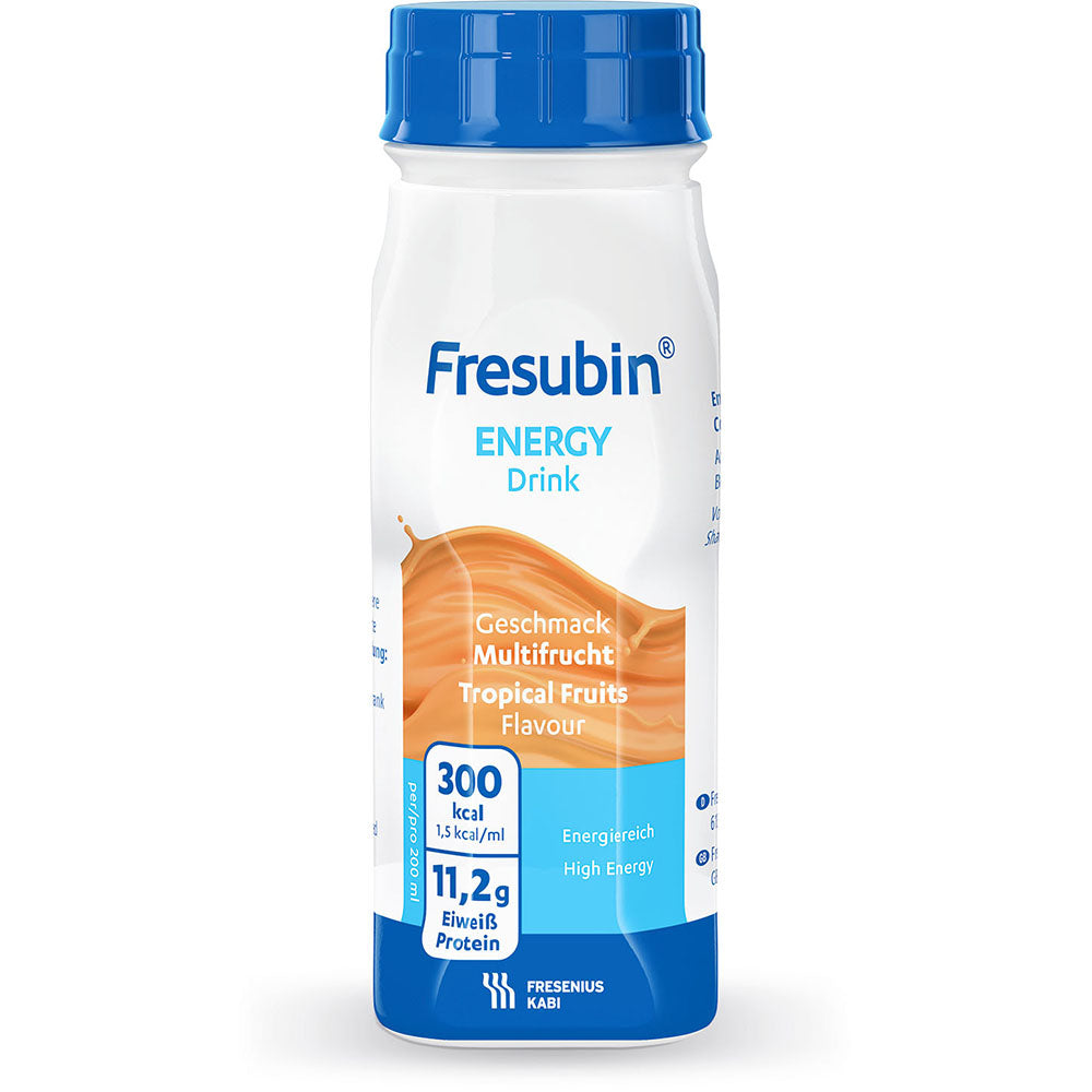 Eine 200-ml-Flasche Fresubin Energy Drink der Fresenius Kabi Deutschland GmbH, Geschmacksrichtung tropische Früchte, mit blauem Verschluss, liefert 300 kcal und 11,2 g Eiweiß pro Flasche. Das Etikett ist sowohl in deutscher als auch in englischer Sprache beschriftet.
