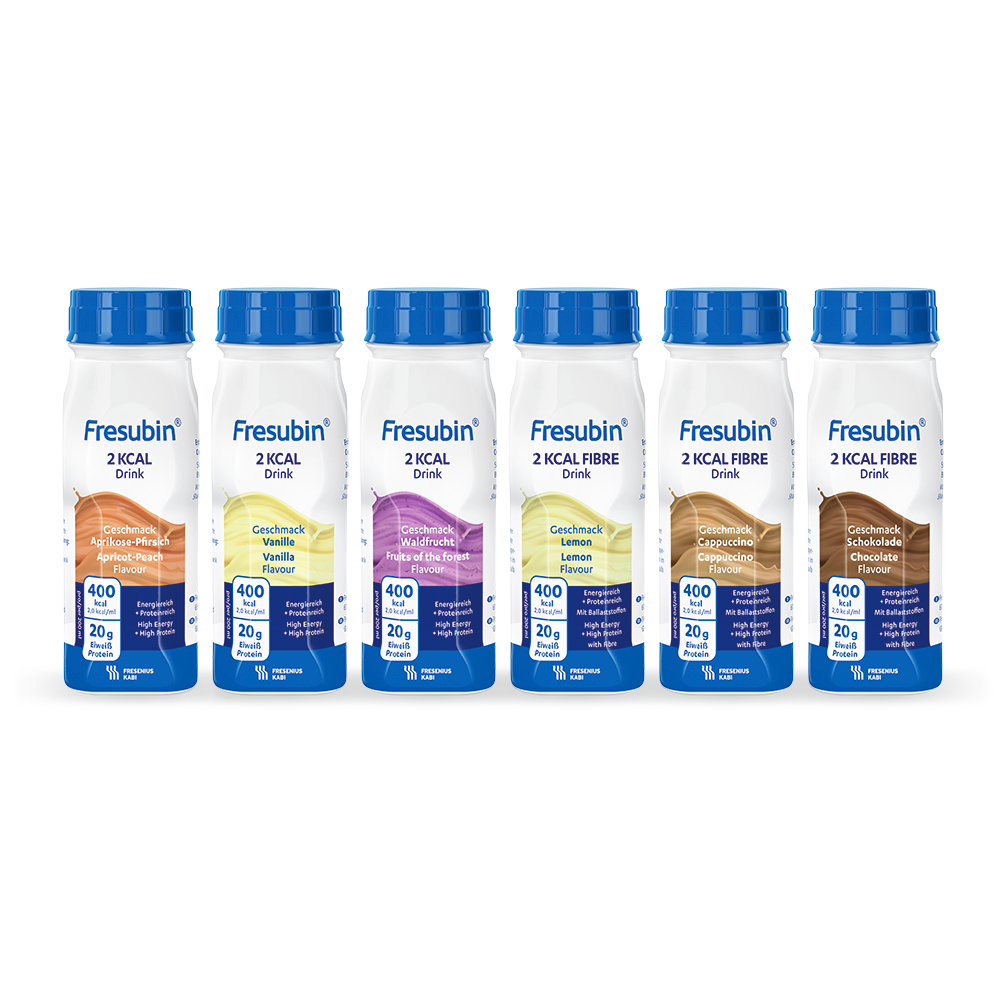 Fresubin 2 kcal/Ballaststoff-Getränk Mischkarton 200 ml (6er-Pack) von Fresenius Kabi Deutschland GmbH enthält sechs Geschmacksrichtungen, jede Flasche mit 400 kcal und 20 g Eiweiß, blauer Verschluss/Etikett. Geschmacksrichtungen: Kaffee, Vanille, Frucht, Zitrone, Cappuccino, Schokolade.