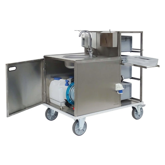 Der Novocal Feuerwehr-Hygienewagen verfügt über einen Edelstahlrahmen, Resopalvollkernplatten, ein eingebautes Waschbecken, einen offenen Stauraum, einen Seifenspender, robuste Räder und einen offenen Schrank mit Wasserbehältern und einem aufgerollten Schlauch im Inneren.