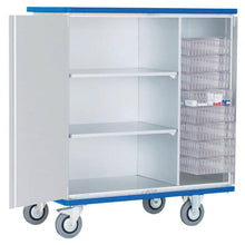 Der Novocal Schrankwagen aus eloxiertem Aluminium mit zwei um 270° schwenkbaren Flügeltüren bietet flexible Aufbewahrung - ideal für medizinische Einrichtungen, dank Zentralverschluss und leichtgängigen Rollen.