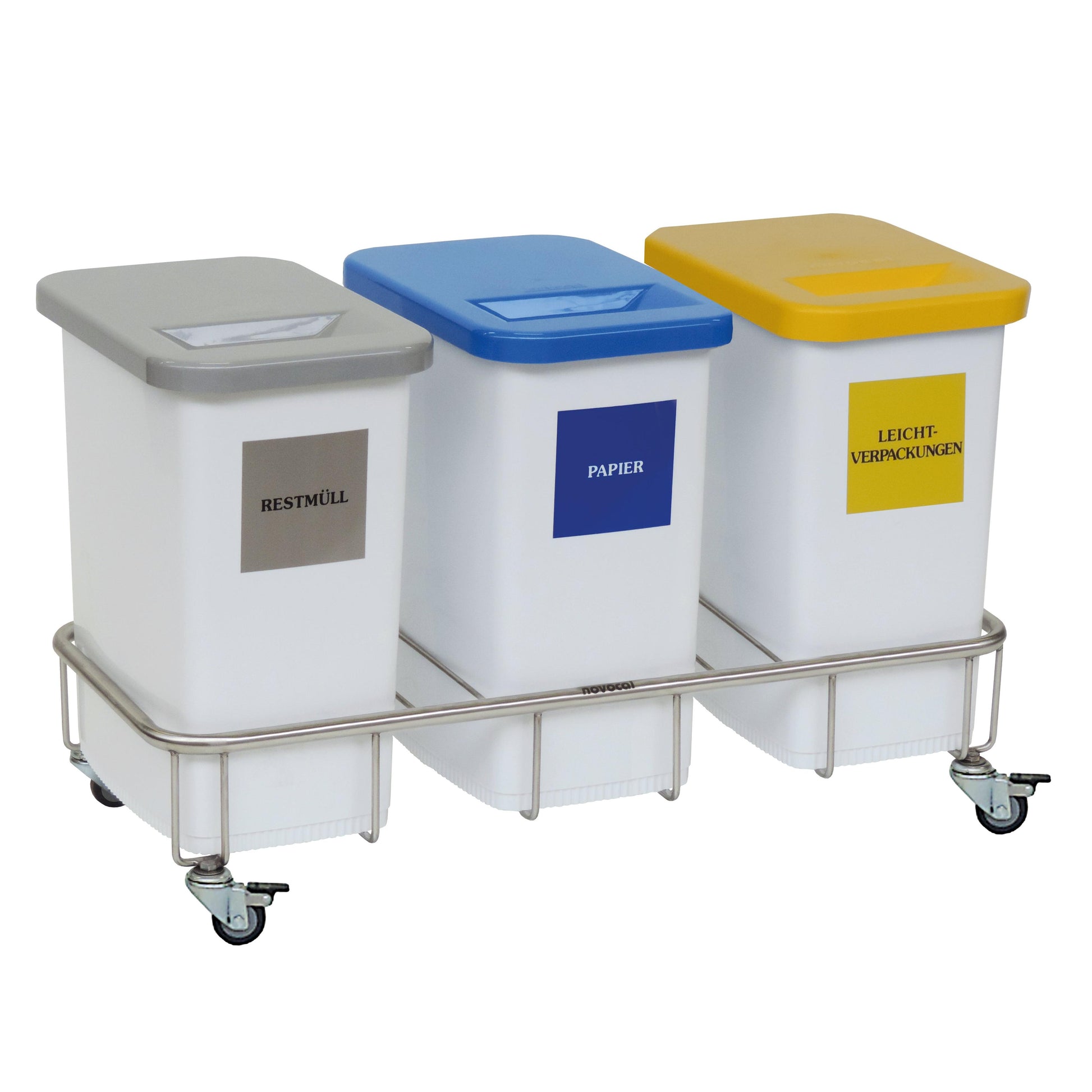 Der Novocal Wertstoffsammler Fahrgestell, Dreifachsammler aus Edelstahl bietet drei Kunststoffbehälter mit farbigen Deckeln (Grau: Restmüll, Blau: Papier, Gelb: Leichtverpackungen), jeweils mit Beschriftung und Einwurfschlitz.