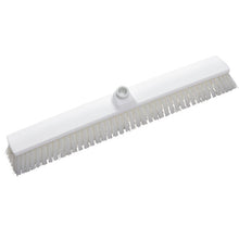 Der GROßRAUMBESEN von Haug Bürsten KG hat steife 0,50 mm PBT-Borsten, misst 600×72×51 mm, hat ein zentrales Griffloch und ist ideal für die Reinigung großer Flächen.