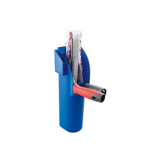 Die Haug Bürsten KG BEHÄLTER, KUNSTSTOFF, BLAU (115x100x325mm) ist eine hängende Kunststoffbox, die Werkzeuge wie einen Fensterabzieher mit rotem und grauem Griff und ein Reinigungspad mit weißem und rotem Bezug effizient organisiert.