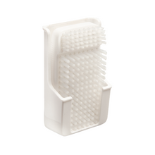 Wir präsentieren die Haug Nagelbürste mit Köcher, eine weiße Handschrubberbürste von Haug Bürsten KG. Diese rechteckige Bürste wurde für die Entfernung hartnäckigen Schmutzes entwickelt und verfügt über dicht gepackte Borsten und einen stabilen Griff für sicheren Halt, sodass sie sich perfekt zum mühelosen Reinigen verschiedener Oberflächen eignet.