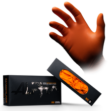 Eine erhobene rechte Hand trägt den orangefarbenen High Grip Einmalhandschuh aus Nitril, ALPHA von AMPri Handelsgesellschaft mbH, über einer XXL-Schachtel mit 50 Handschuhen, die eine Aussparung aufweist, die den orangefarbenen Einmalhandschuh im Inneren zeigt.