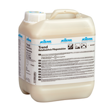 Eine 5L Kiehl Trend Metallsalzfreie Pflegeemulsion der Johannes Kiehl KG, verpackt in einem Karton mit 2 Flaschen, mit weißen Schraubverschlüssen und Etiketten mit Produktinfos, Sicherheitssymbolen und mehrsprachigen Hinweisen zur Bodenbeläge Pflege.