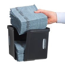 Eine Hand legt viertelgefaltete Wischtücher in den grauen Kimberly-Clark Professional™ Wischtuch-Spender von Kimberly-Clark GmbH ein - für hygienische Tuchentnahme. Die ordentlich gefalteten Tücher und das vordere Etikett sind sichtbar.