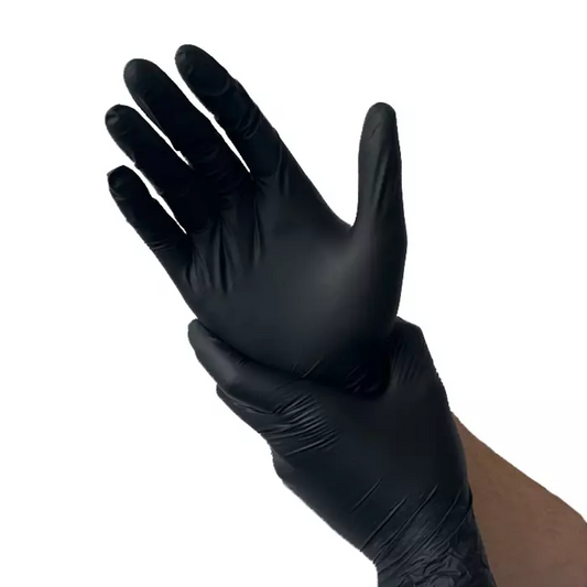 Eine Person, die schwarze Kingfa Nitrilhandschuhe puderfrei trägt, rückt den Handschuh an ihrer anderen Hand zurecht. Diese Handschuhe sind sowohl latexfrei als auch puderfrei und stehen auf einem schlichten weißen Hintergrund.