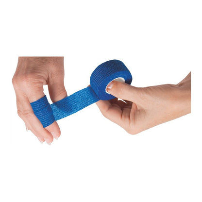 Two hands wrap a blue BeeSana© SafeCut finger bandage from Meditrade GmbH around a finger. One hand holds the roll while the other secures the elastic, latex-free bandage to the finger.