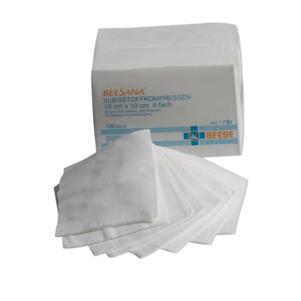 Shown is a non-sterile Meditrade BeeSana® non-woven compress package with 100 non-sterile, four-layer sheets in the format 10 x 10 cm. Meditrade GmbH describes them as ideal for wound care. Several compresses are elegantly presented outside the packaging to highlight their effectiveness.