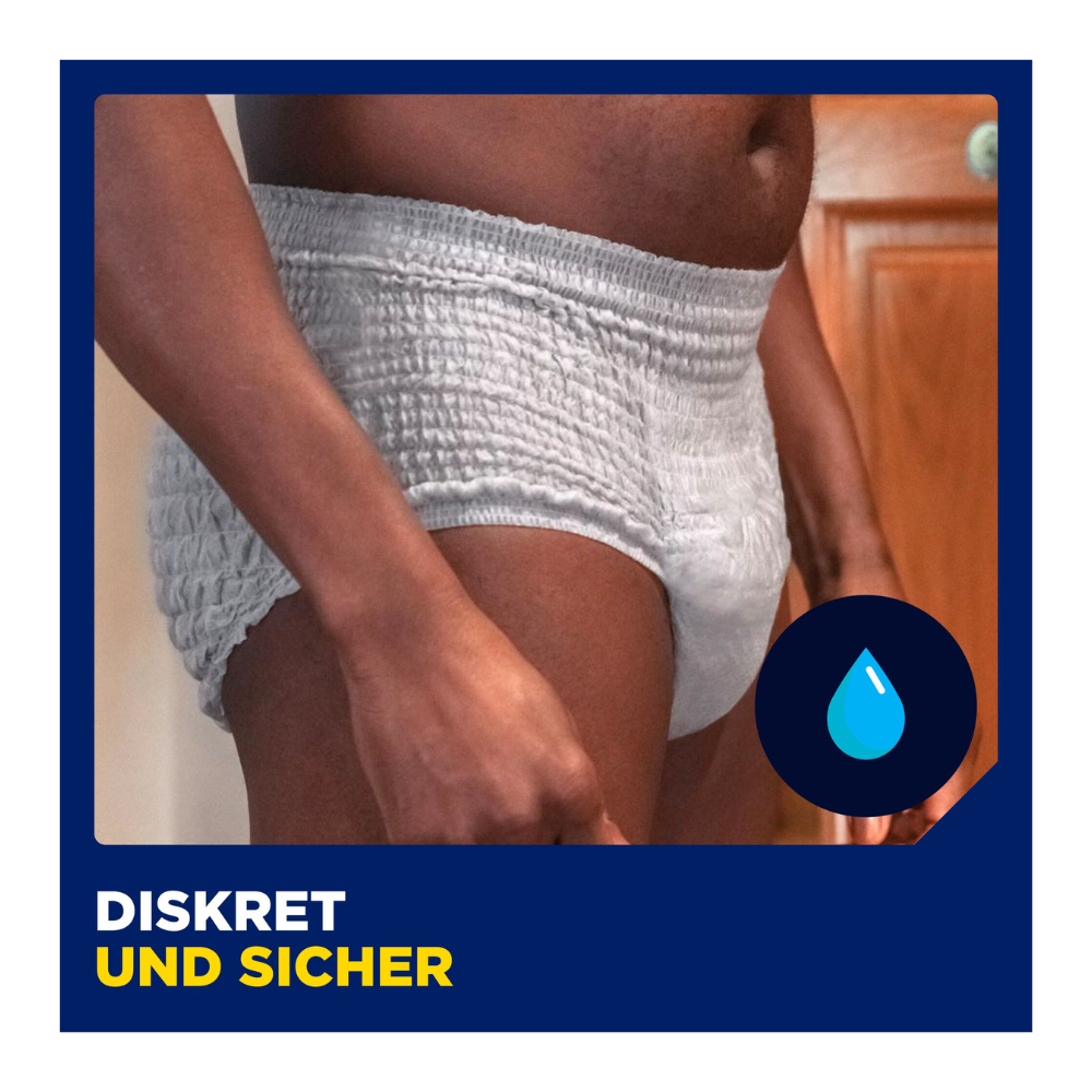 Eine Person, die Muster TENA Men Active Fit Pants Normal Grey von TENA - Essity Germany GmbH trägt, steht in einem Haus. Der Bildtext lautet "Diskret und sicher", mit einem blauen Tropfensymbol für diskreten Schutz und starke Saugfähigkeit.