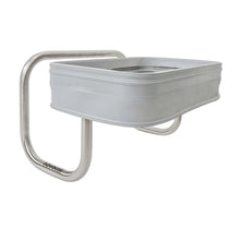 Der Novocal Edelstahl-Wäschesammler "Kompakt" ist ein rechteckiger, hellgrauer Wandwäschesammler mit abgerundeten Kanten auf einer metallischen, platzsparenden Halterung mit der Aufschrift "novocal". Der Rahmen ist mit Edelstahlanschlüssen versehen. Der Hintergrund ist weiß.