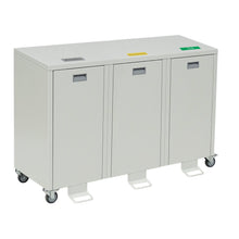 Der Novocal Wertstoffschrank Serie 3000 Dreifachsammler, aus kunststoffbeschichtetem Stahlblech, bietet drei separate Sektionen und macht Mülltrennung für Metall, Brennbares und Dosen bequem und effizient.