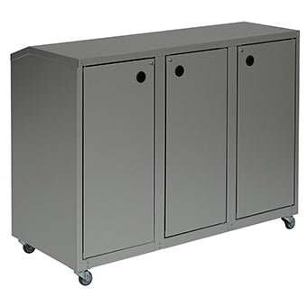 Der Novocal Wertstoffschrank Serie 3000 Dreifachsammler ist ein grauer Aluminium-Recyclingschrank mit drei Fächern, jedes mit einer Tür und einem runden Einwurfloch. Vier elektrisch leitfähige Lenkrollen sorgen für leichte Mobilität.