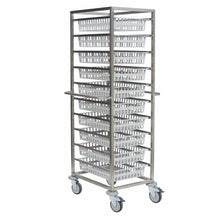 Der Novocal Offener Modulwagen Ausführung 1-reihig aus Edelstahl mit zwei seitlichen Griffen und vier Lenkrollen fasst acht weiße Kunststoffkörbe, die vertikal gestapelt werden. Marke: Novocal. Packungsgröße: 1 Stück.