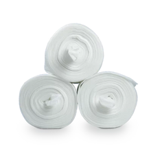 Drei Dr. Schumacher DESCO WIPES Vliestücher-Rollen der Dr. Schumacher GmbH sind in einem Dreieck auf hellem Grund gestapelt. In der Seitenansicht zeigen die Rollen ihr kreisrundes, konzentrisches Muster, ideal für den Einsatz von Vliestuchspendersystemen.