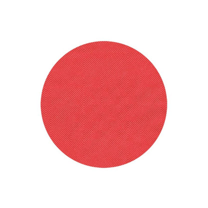 Vor einem weißen Hintergrund präsentiert sich das PAPSTAR Papiertischtuch mit Damastprägung der PAPSTAR GmbH mit einer roten, runden Scheibe mit strukturierter Oberfläche und Damastprägungsmuster, perfekt zur Veredelung Ihrer Tischdekoration.