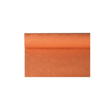 Ein PAPSTAR Papiertischtuch mit Damastprägung, teilweise ausgerollt, um sein elegantes Design zu zeigen, eignet sich perfekt für die Tischdekoration. Es kommt vor einem schlichten weißen Hintergrund wunderbar zur Geltung.