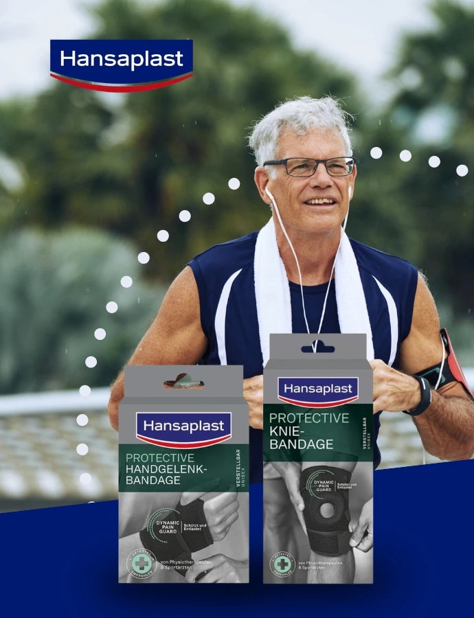 Älterer Mann mit grauen Haaren joggt im Freien, trägt Sportkleidung, Kopfhörer und eine Armbanduhr. Im Vordergrund sind Hansaplast Protective Bandagen für Handgelenk und Knie abgebildet. Oben links ist das Hansaplast-Logo zu sehen.