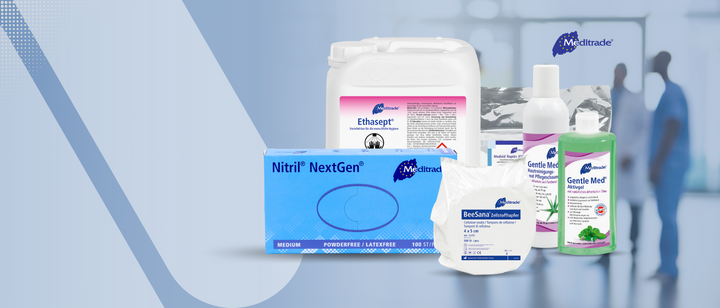 Eine Sammlung medizinischer Produkte von Meditrade, darunter eine Schachtel „Nitril NextGen“-Handschuhe, ein Behälter mit Ethasept, Bexident-Mundwasser, Gentle Med-Seife und andere Hygieneartikel, präsentiert vor einem Krankenhaushintergrund mit Silhouetten von medizinischem Fachpersonal.