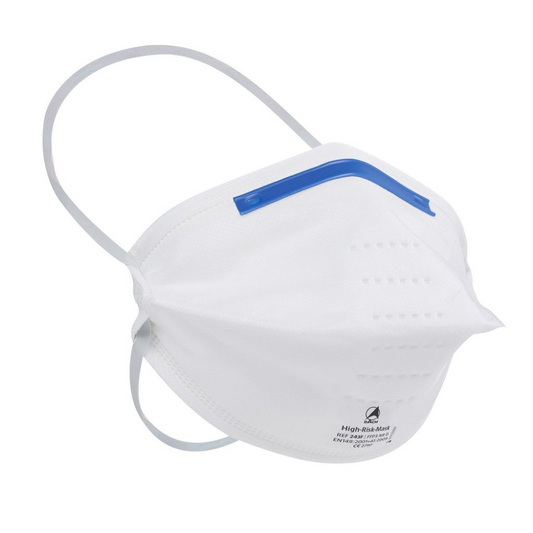 Abgebildet ist eine weiße SAFE® High-Risk-Maske Atemschutzmaske FFP3 von Altruan mit zwei elastischen Kopfbändern. Die Maske hat einen blauen Nasensteg und Belüftungslöcher auf der rechten Vorderseite. In der unteren rechten Ecke ist ein aufgedruckter Text mit einem Logo zu sehen, das die höchste Schutzstufe angibt.