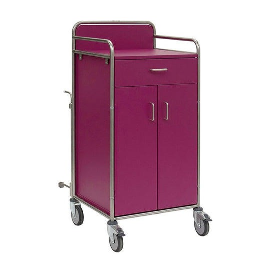 Der Novocal Stationswagen mit einem Edelstahlrahmen, einer oberen Schublade, zwei unteren Türen und vier Lenkrollen ist ideal für Krankenhäuser. Er ist in Violett gehalten, verfügt über vollverschweißte Rundrohrverbindungen und ist auf einem schlichten weißen Hintergrund abgebildet.