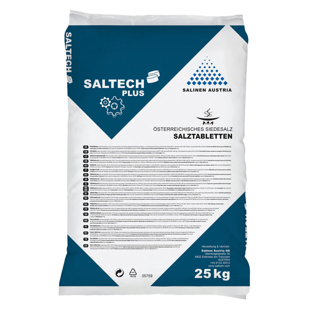 Ein weiß-blauer 25 kg-Sack „Saltech Plus Regeneriersalz Salztabletten“ der Salinen Austria AG. Auf der Verpackung sind Produktname, Marke und ausführliche Informationen zum Wasserenthärtungsinhalt in mehreren Sprachen zu sehen.