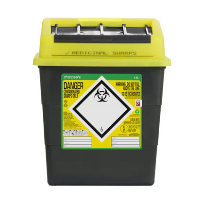 A yellow-black Sharpsafe disposal container for needles from Servoprax GmbH is equipped with a biohazard symbol and warning notices. The lid contains slots for the safe disposal of sharp objects with the text instructions "DANGER" and "DO NOT FILL ABOVE THE LINE. FOR INCINERATION".