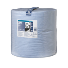 Eine Großrolle Tork extra-starke Mehrzweck-Papierwischtücher Premium W1 2-lagig von Essity Professional Hygiene Germany GmbH verfügt auf der Vorderseite über ein Etikett mit Produktinformationen und illustrativen Anwendungsbildern. Mit hoher Aufsaugfähigkeit, inklusive praktischem Tragestreifen.