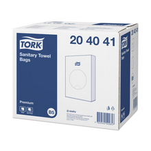 Ein Karton mit Tork 204041 Hygienebeutel Weiß B5 enthält 48 Packungen und ist für die Damenhygieneentsorgung konzipiert. Der Karton ist überwiegend in den Farben Blau und Weiß gehalten und zeigt das Produktbranding sowie eine Abbildung des Inhalts. Das Essity-Logo ist prominent an der Seite angebracht und eignet sich ideal zur Verbesserung der Waschraumhygiene.