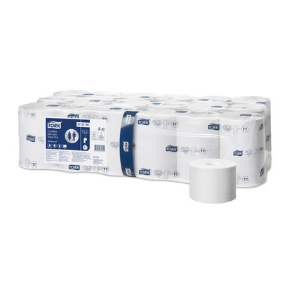A carton of Tork 472199 toilet paper from TORK – Essity Professional Hygiene Germany GmbH with coreless midi rolls in advanced quality in white (T7 2-ply), packed together in transparent plastic with a blue label. A roll is displayed outside the packaging to highlight its excellent quality.