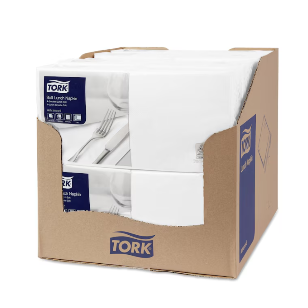Ein Karton mit Tork 477414 Soft Lunchservietten Weiß Advanced 3-lagig | Karton (10 Packungen). Das TORK-Logo ist auf der Vorderseite und an der Seite des Kartons deutlich zu sehen. Die Servietten sind in zwei sichtbaren Stapeln mit eingewickelten Bündeln verpackt.