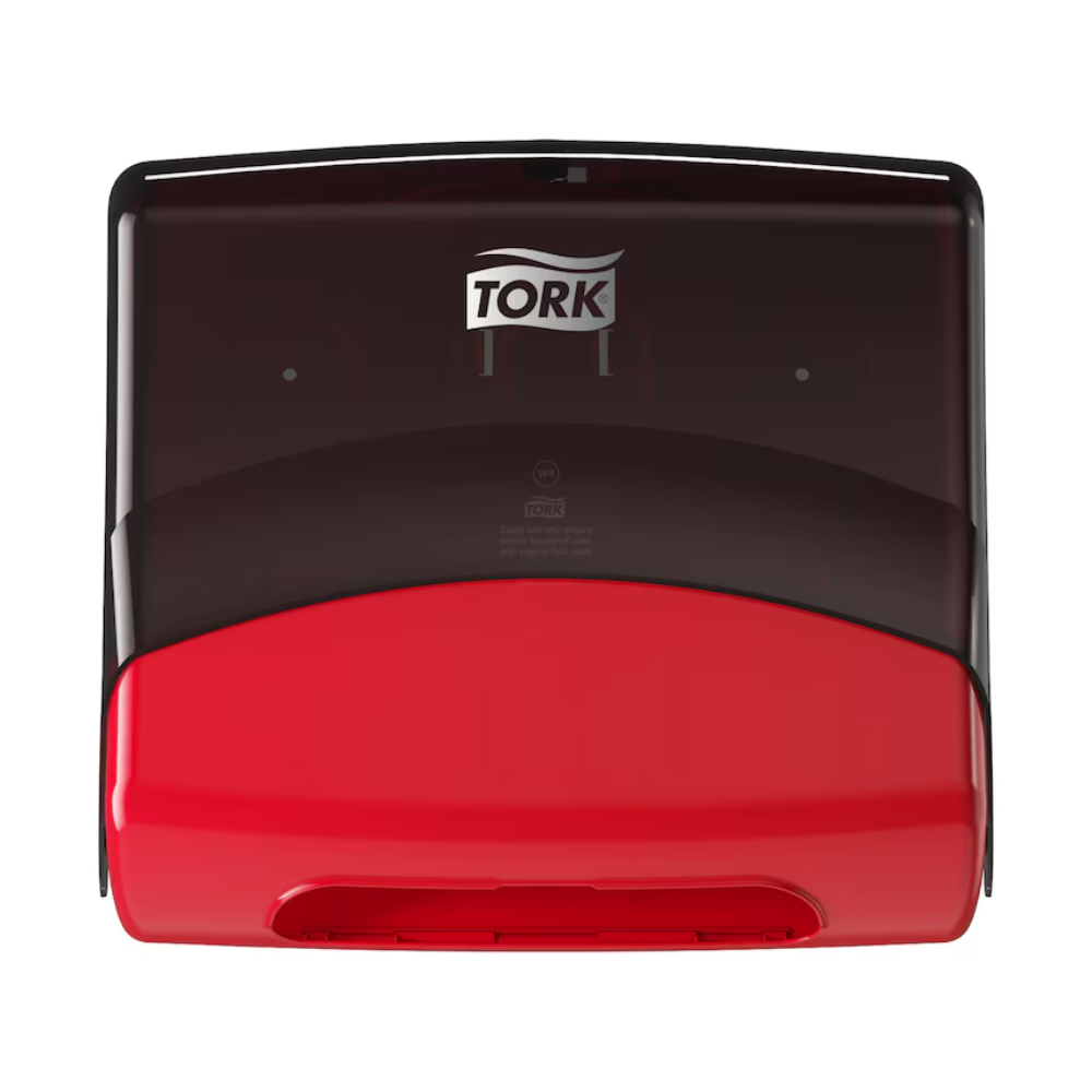 Ein schwarz-roter TORK Tork 654008 Einzeltuchspender Performance W4 | Packung (1 Stück) an der Wand montiert. Der Spender hat eine halbtransparente schwarze Oberseite und einen durchgehend roten unteren Teil, aus dem die Handtücher ausgegeben werden. Nahe der Oberseite befindet sich das TORK-Logo. Sein platzsparendes Design ist perfekt für professionelle Reinigungsumgebungen.