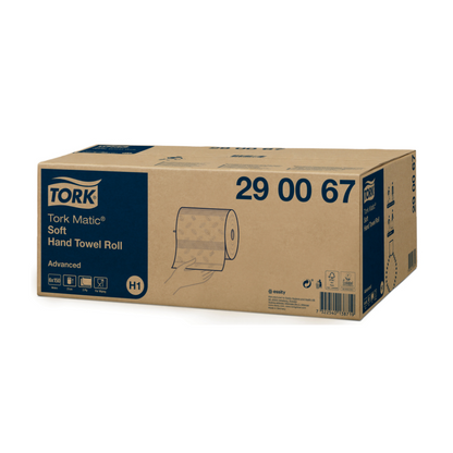 A box with Tork Matic® 290067 soft roll towel Advanced H1 2-ply is displayed. The box is equipped with a blue and white label featuring product details and an image of a paper towel roll. The product code "290067" is clearly visible and indicates the advanced hand drying features offered by TORK – Essity Professional Hygiene Germany GmbH.