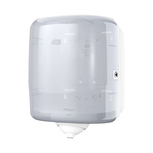 Der Tork Reflex™ 473190 Einzelblatt Innenabrollungsspender M4, ein transparenter, wandmontierter Papierhandtuchspender von TORK – Essity Professional Hygiene Germany GmbH, verfügt über eine runde Öffnung an der Unterseite. Mit einem Schloss auf der rechten Seite und der Möglichkeit, eine einzelne Rolle aufzunehmen, trägt er dazu bei, Kreuzkontaminationen zu minimieren. Sein CO2-neutrales Design zeigt den Markennamen „TORK“ prominent auf der Vorderseite und kommt umweltbewussten Benutzern entgegen.