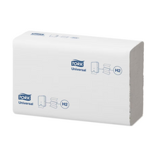 Ein Stapel Tork Xpress® 471093 Universal H2 Multifold-Handtücher ist vor einem schlichten weißen Hintergrund zu sehen. Die Verpackung, die mit dem blauen TORK-Logo der Essity Professional Hygiene Germany GmbH versehen ist, zeigt Symbole, die auf die Verwendung von Multifold-Handtüchern hinweisen. Der rechteckige Stapel weist eine sichtbare offene Kante auf, was sein praktisches Design unterstreicht.