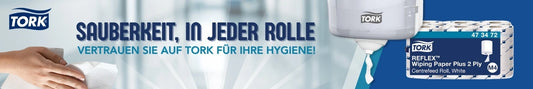 Werbebanner der Marke Tork mit dem Slogan „Sauberkeit, in jeder Rolle“. Links ist eine Hand zu sehen, die ein Tuch abreißt. Rechts oben befindet sich ein Tork-Spender mit einem herausgezogenen Papierstreifen. Rechts unten wird das Produkt „Tork Reflex Wiping Paper Plus 2 Ply“ abgebildet. Darunter steht: „Vertrauen Sie auf Tork für Ihre Hygiene!