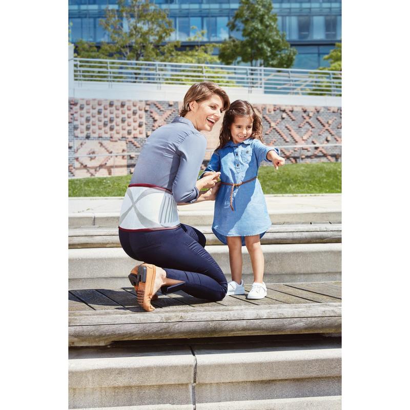 Actimove LumbaMotion Lady, Orthese, weiß/grau/rot – im Einsatz