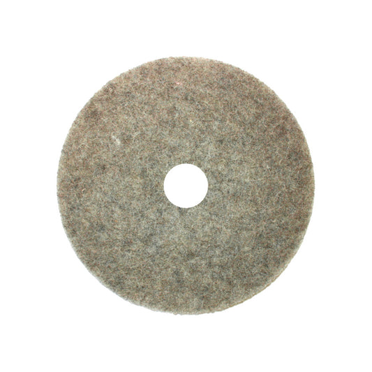 Das Arcora Ultra-High-Speed Pad High-Gloss von Arcora International GmbH ist ein rundes, flaches, graues Pad mit Mittelloch und leicht rauer Textur, ideal für Hochglanzlackierungen auf mittelharten bis harten Fußbodenbeschichtungen.