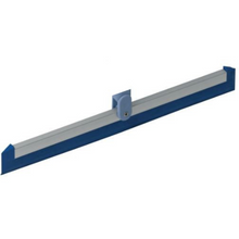 Eine Vileda Professional 35 cm Kehrwischer-Ersatzlippe, präsentiert vor einem schlichten weißen Hintergrund, verfügt über ein blau-graues Design mit einer Griffhalterung aus Metall und einer langen, geraden Gummilippe aus hygienisch waschbar Materialien für eine effektive Oberflächenreinigung.